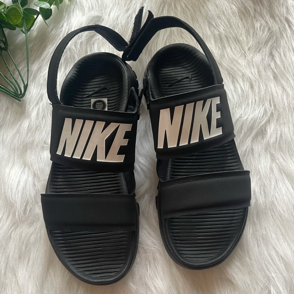 NWOT Black Women’s Nike Sandals. Size:5-6.